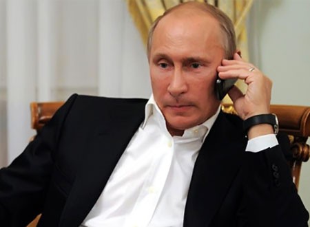 إطلاق هاتف ذهبي يحمل صورة فلاديمير بوتين وترامب.. شاهد 