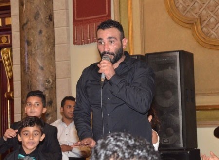 أحمد سعد يؤم المصلين في المسجد وأخطائه تثير الجدل.. فيديو