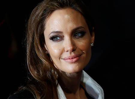 لماذا تعاطف العرب مع أنجلينا جولي في أزمة طلاقها؟.. هذه الصور تكشف السبب