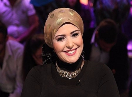 صابرين تستبدل حجابها بقبعة شفافة في عزاء محفوظ عبدالرحمن.. صور