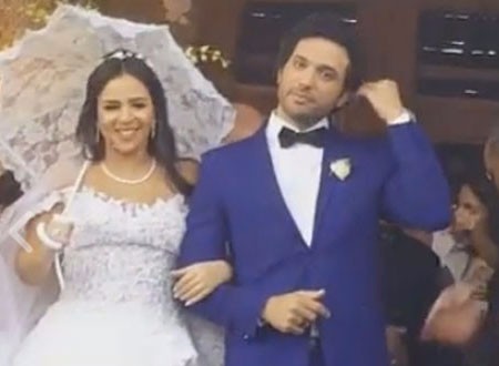 شاهد ماذا فعلت إيمي سمير غانم مع حماتها ليلة زفافها لحسن الرداد.. فيديو