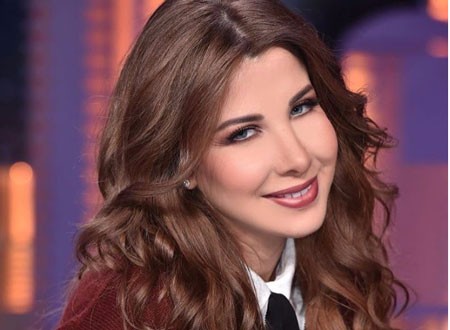 نانسي عجرم تقبّل أحد مشتركي Arab Idol .. وتعليق طريف من وائل كفوري