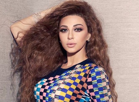 ميريام فارس منهارة في جنازة والدها.. شاهد