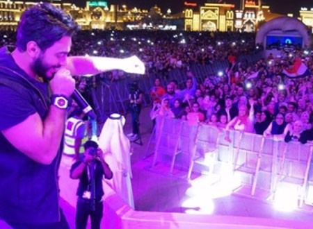 تامر حسني يشعل حفله بالإمارات.. ويتسبب في أزمة مرورية.. صور