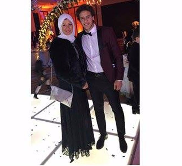 رمضان صبحي يظهر مع خطيبته في حفل زفاف.. شاهد