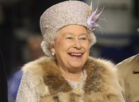 الملكة إليزابيث تكشف لأول مرة معاناتها مع التاج الملكي وفستان التتويج