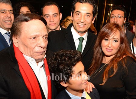 عمرو سعد برفقة زوجته ونجله في العرض الخاص لفيلم &laquo;مولانا&raquo;.. صور