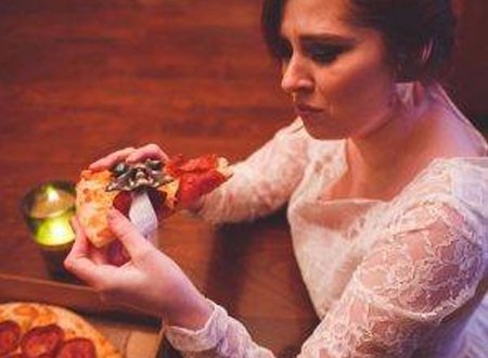 بالصور.. فتاة تتزوج البيتزا 