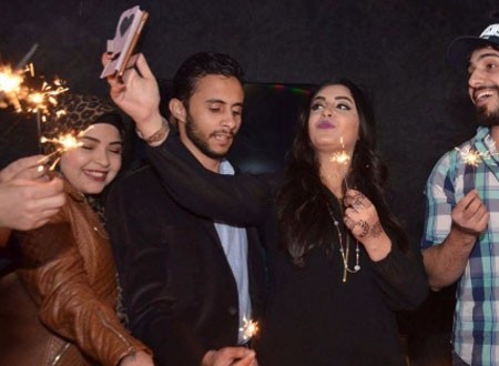 إيمان عبدالعزيز نجمة Arab Idol تحتفل بعيد ميلادها مع الفنانين على مقهى.. صور