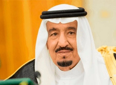 الملك سلمان يقلد ترامب أرفع وسام سعودي.. فيديو  