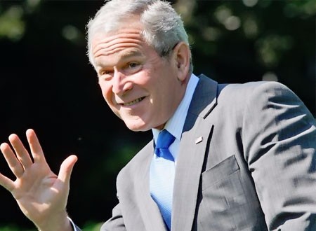 جورج بوش يمازح ميشيل أوباما بالحلوى خلال مناسبة عزاء.. فيديو