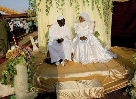 هيئة علماء السودان تحارب العنوسة بتعدد الزوجات