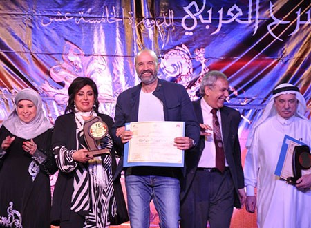 بكاء وفرحة أثناء إعلان الجوائز فى ختام مهرجان المسرح العربي.. صور