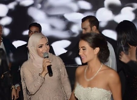 الفنانة المعتزلة منى عبدالغني تحتفل بزفاف ابنتها.. صور