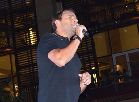 رامي صبري يشوق جمهوره لألبومه الجديد قبل حفله ببورتو مارينا.. صور