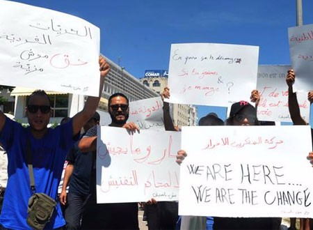 تونسيون يتظاهرون للمطالبة بالإفطار في نهار رمضان.. صور وفيديو 