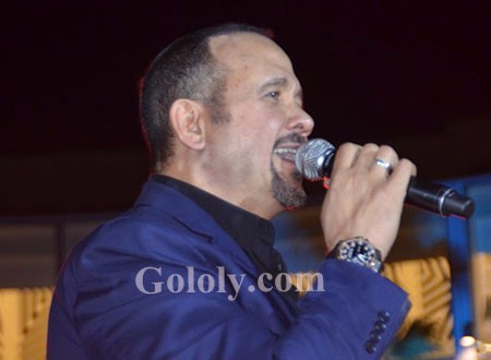 هشام عباس يستعد لأول حفل غنائي بعد وفاة والدته 