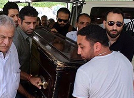المخرج عمرو سلامة يدخل في نوبة بكاء شديدة خلال تشييع جثمان والده.. صور