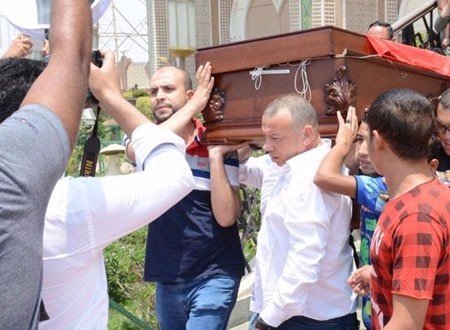 انهيار والدة عمرو سمير خلال تشييع جثمانه.. صور