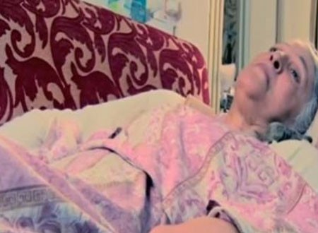 إعلامية مصرية تعاني الفقر وتتسول علاجها