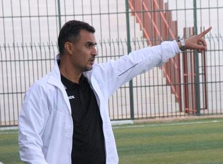 بالفيديو.. مدرب جزائري يتعرض للطعن بخنجر داخل الملعب