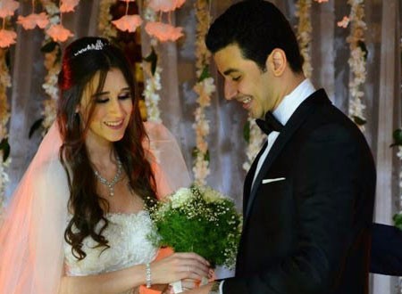 محمد أنور في جلسة تصوير رومانسية مع زوجته.. وهذا أول تعليق له بعد الزفاف.. صور