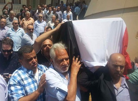 الصور الكاملة لجنازة محفوظ عبدالرحمن ودموع زوجته تبكي النجوم.. شاهد