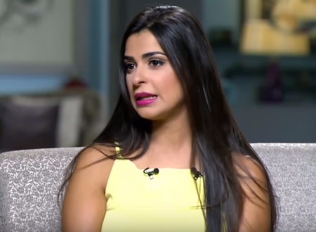 رانيا منصور تكشف مفاتنها بفستان أحمر قصير.. صور