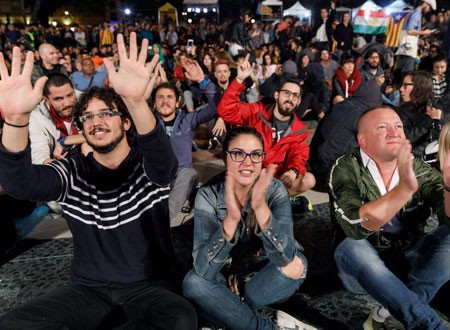 جميلات كتالونيا يحتفلن بنتيجة استفتاء الانفصال عن إسبانيا.. صور