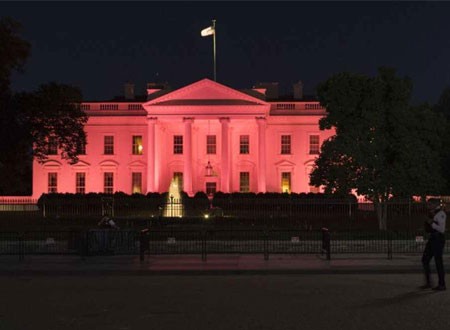 البيت الأبيض يكتسي باللون الوردي.. شاهد