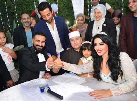 لقطات من زفاف سمية الخشاب وأحمد سعد.. فستان العروس يثير السخرية وحضور فنانة واحدة.. صور