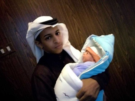 أصغر عريس في السعودية يرزق بمولوده الأول.. صور