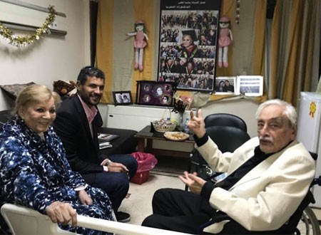 جميل راتب يزور نادية لطفي في المستشفى على كرسي متحرك.. صور
