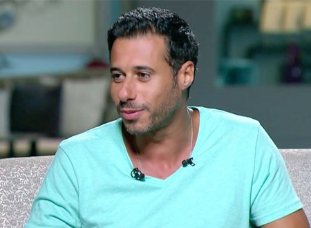 أحمد السعدني يكشف حقيقة اقتحام الفنانين لمعسكر المنتخب