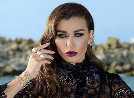 إعلامي لبناني يدعي زواجه سرا من الفنانة نادين الراسي