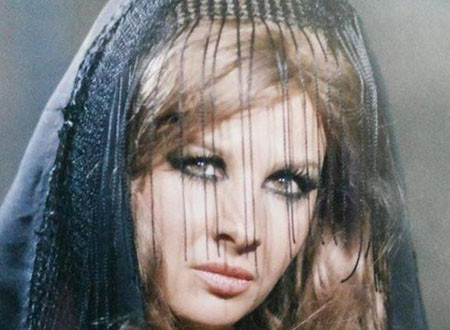 إغراء الممثلة الأجرأ في تاريخ السينما العربية تستعرض فتنة السبعينات في صور نادرة 