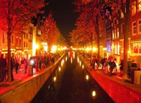 تعليمات لحماية فتيات الليل في أشهر ميدان بأمستردام.. صور
