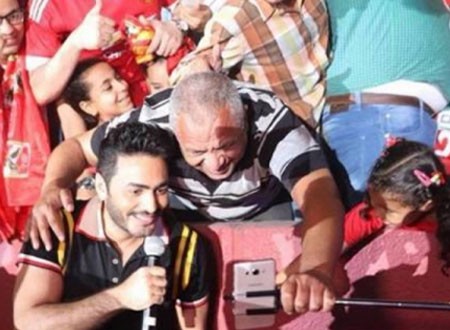 تامر حسني يتألق وسط حشد هائل من جمهوره في حفل اليوبيل الذهبي للفجيرة.. شاهد