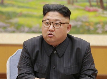 فيديو طريف لحراس الرئيس الكوري الشمالي كيم جونج أون قبل نزوله من قطاره المصفح