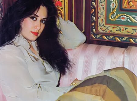 نجمة الإغراء اللبنانية نبيلة كرم تستعرض أنوثتها وجمالها في صورة نادرة بالألوان