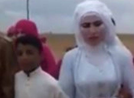 زواج طفل بفتاة ثلاثينية في إحدى الدول العربية يثير جدلًا واسعا.. شاهد