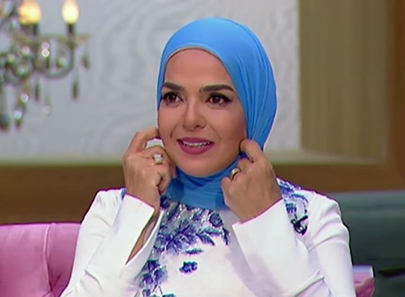 منى عبدالغني تعليقا على ظاهرة خلع الفنانات للحجاب: محدش ليه دعوة بحد وكل واحد حر