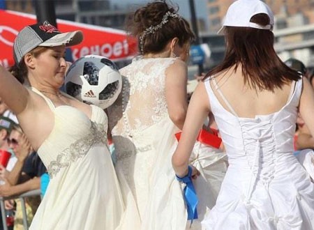 روسيات يمارسن كرة القدم بفساتين الزفاف.. صور وفيديو