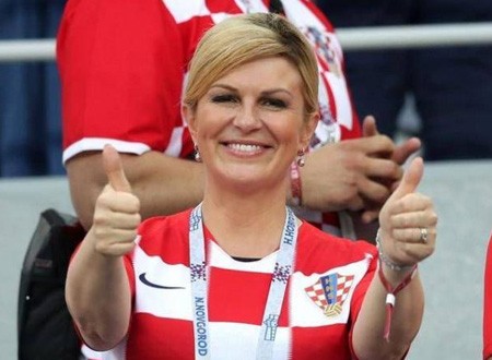 كوليندا كيتاروفيتش رئيسة كرواتيا تكرم مصور اللقطة الطريفة بالمونديال.. صور