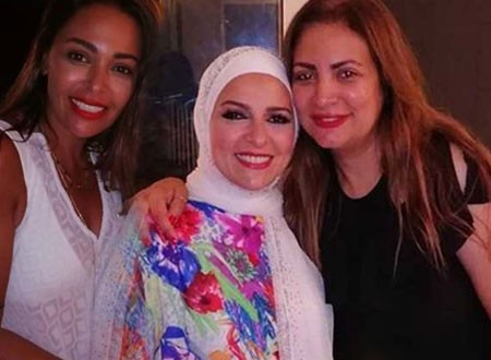 داليا البحيري وشقيقتها مع نجمات الإعلام في ضيافة الإعلامية ريهام السهلي.. صور