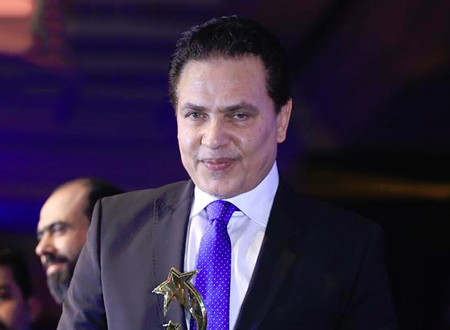 محمد رياض يختار لوك جديد وزوجته تعلق.. شاهد