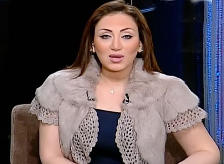 ريهام سعيد برفقة نجلها في لجنة الاستفتاء.. صور