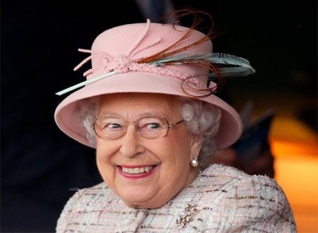 لون بشرة يد الملكة إليزابيث يثير جدلا.. صور