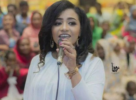 القبض على المطربة السودانية منى مجدي بسبب ملابسها.. صور