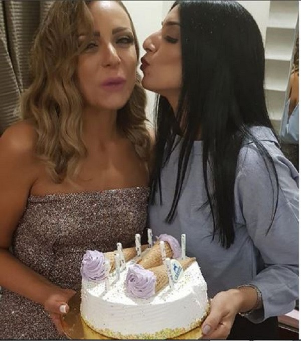 ريم البارودي تحتفل بعيد ميلادها برفقة شقيقتها وتنشر صورها للمرة الأولى شاهد